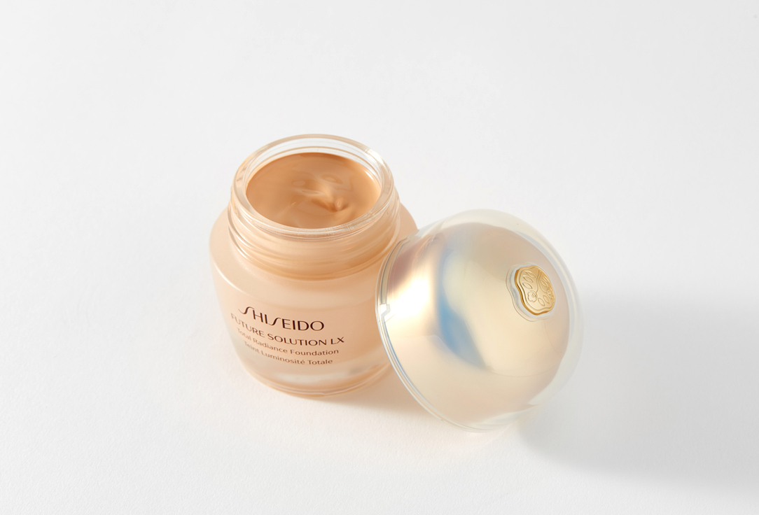 Shiseido Foundation with a radiant effect Future solution lx