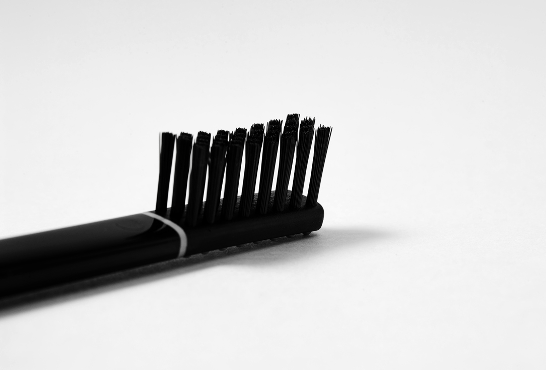 PIUMA Medium toothbrush with stand PERFECT BLACK 1 pcs PIUMA Medium toothbrush with stand PERFECT BLACK