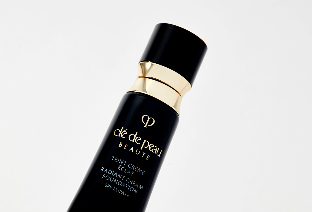 Clé de Peau Beauté Moisturizing cremy foundation SPF 25 Radiant Cream Foundation