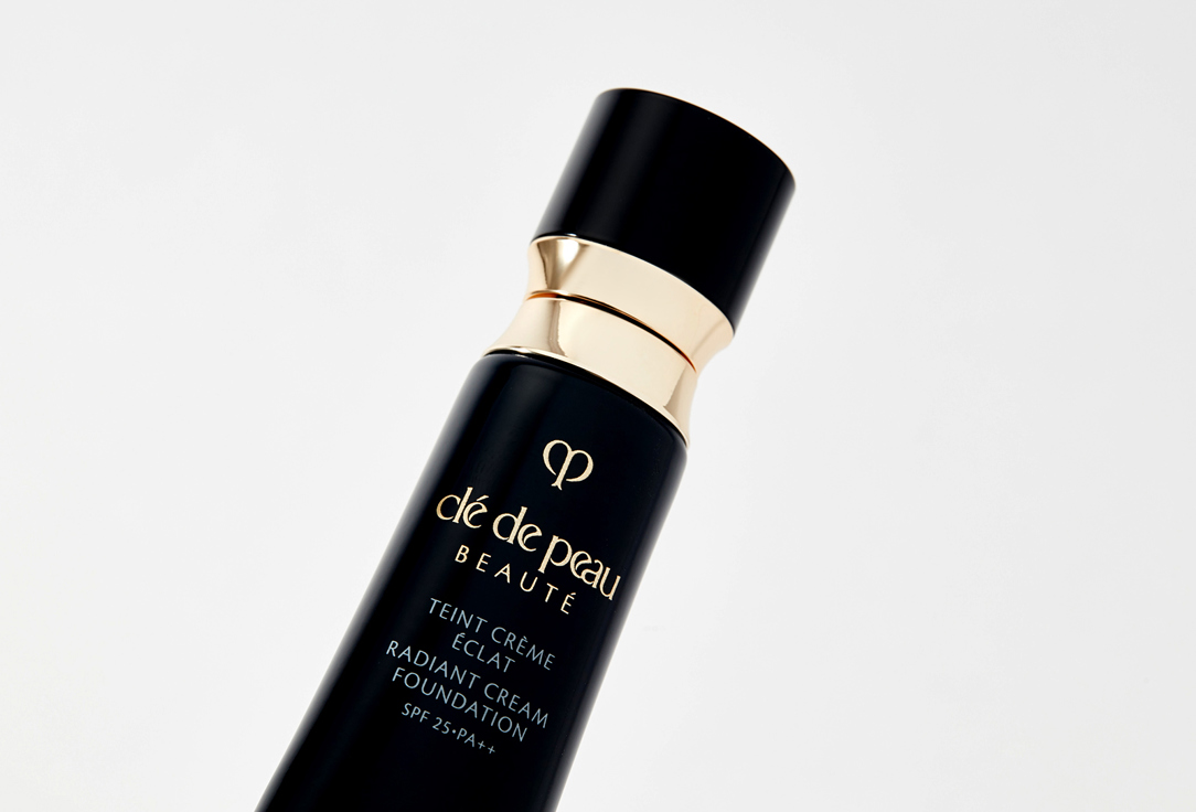 Clé de Peau Beauté Moisturizing cremy foundation SPF 25 Radiant Cream Foundation