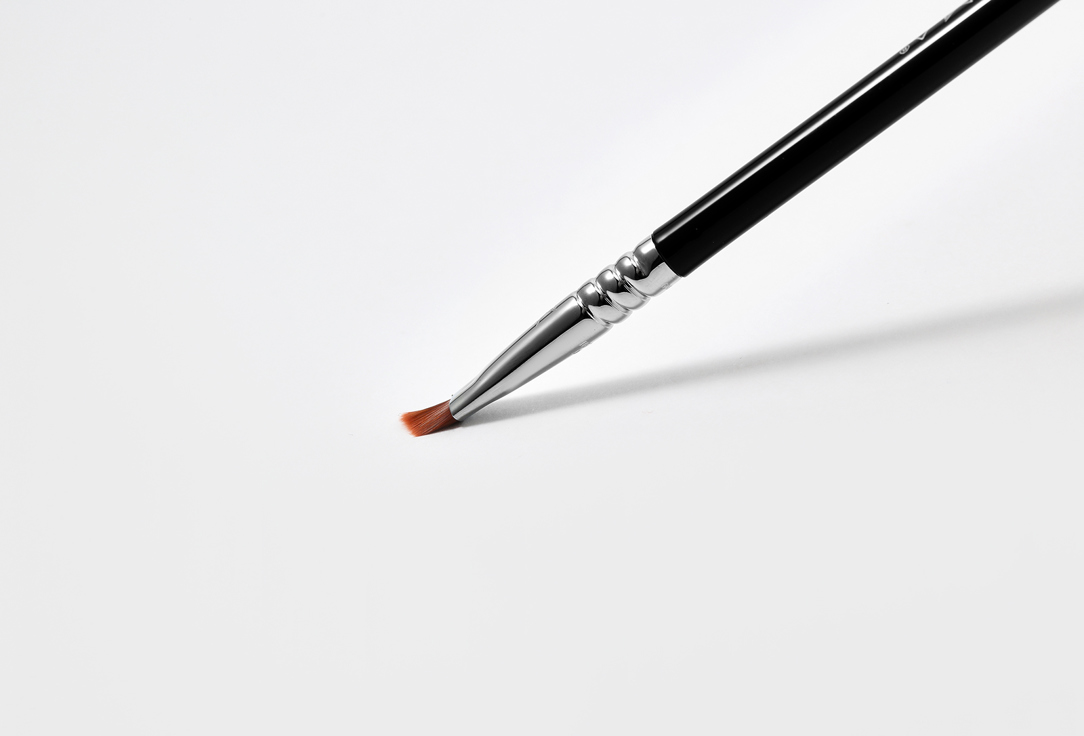SIGMA BEAUTY SMALL ANGLE BRUSH E65 1 pcs SIGMA BEAUTY SMALL ANGLE BRUSH E65