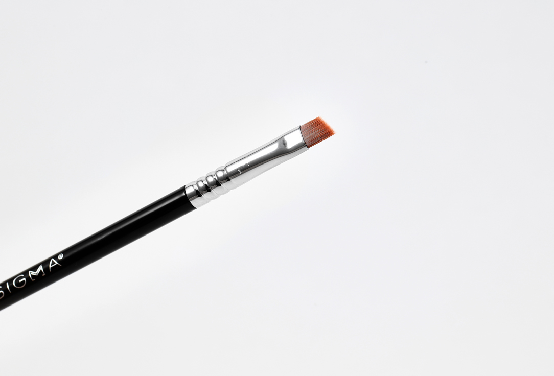SIGMA BEAUTY SMALL ANGLE BRUSH E65 1 pcs SIGMA BEAUTY SMALL ANGLE BRUSH E65