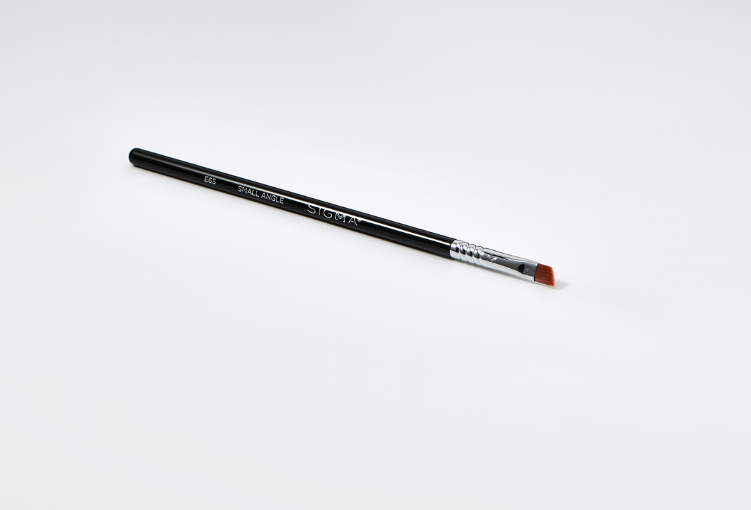 SIGMA BEAUTY SMALL ANGLE BRUSH E65 1 pcs SIGMA BEAUTY SMALL ANGLE BRUSH E65