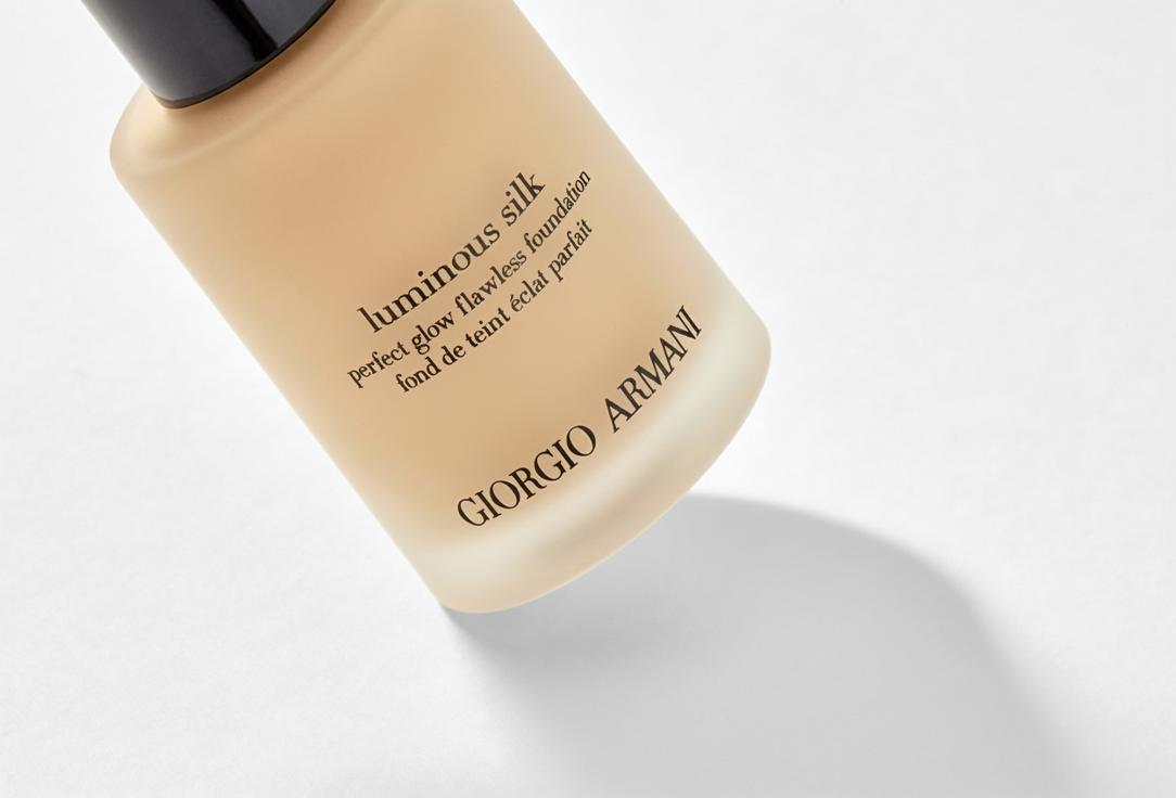 Armani Lightweight Liquid Foundation Luminous Silk 7.5, Tan peach 30 ml Armani Lightweight Liquid Foundation Luminous Silk