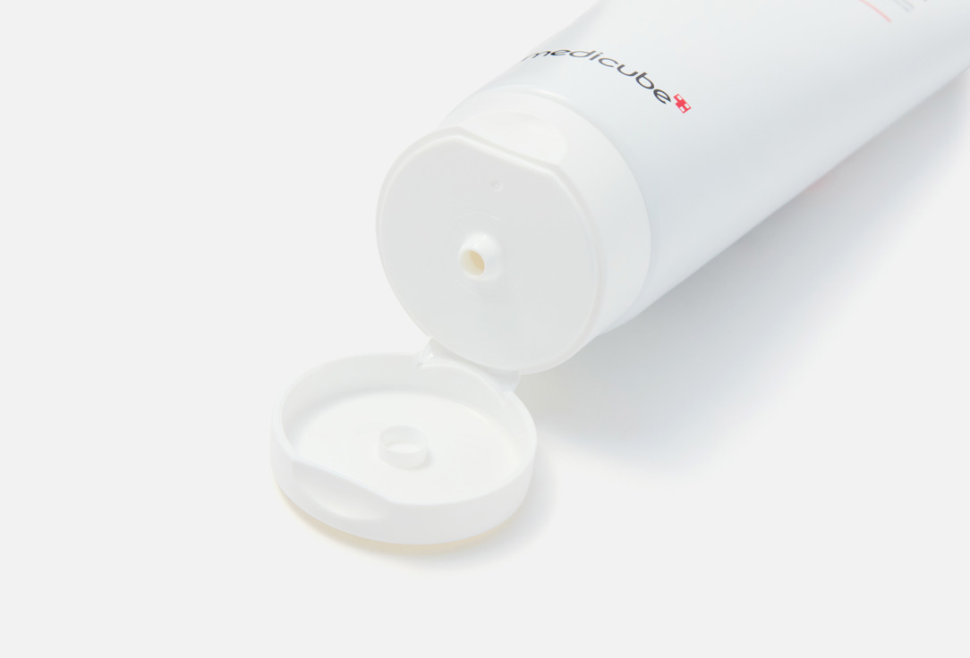 Medicube Cleansing foam for problem skin Red