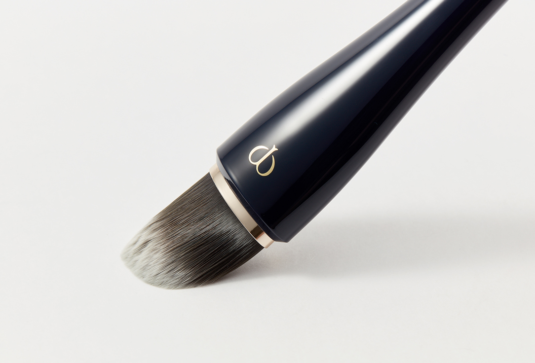 Clé de Peau Beauté Makeup brush Light coverage foundation brush