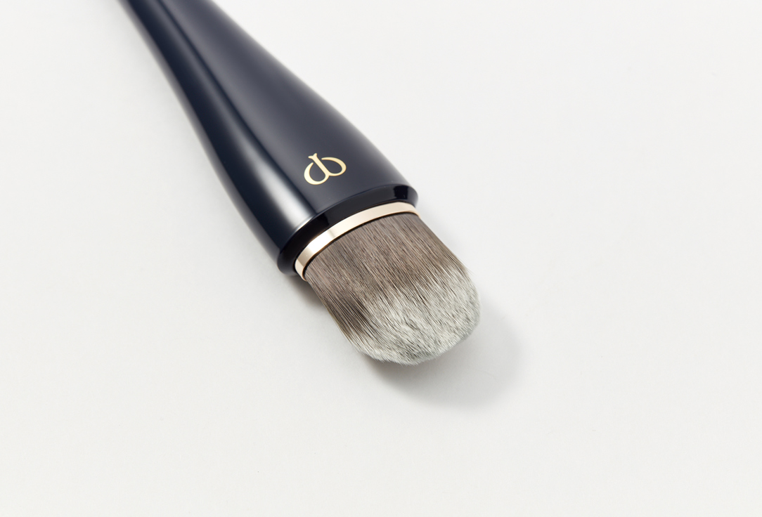 Clé de Peau Beauté Makeup brush Light coverage foundation brush