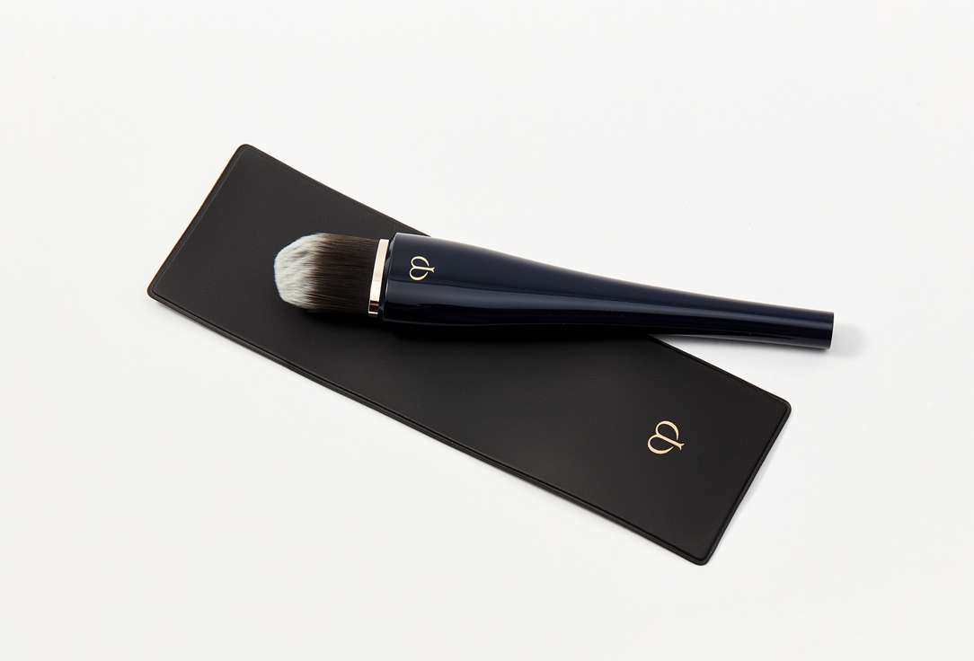 Clé de Peau Beauté Makeup brush Light coverage foundation brush