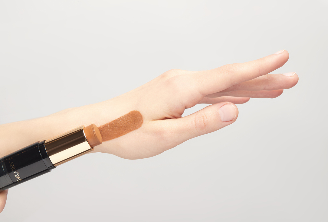 Lancôme Тональная основа для лица в стике с кистью-кабуки Teint idole ultra wear 06, Beige cannelle 9 мл Lancôme Тональная основа для лица в стике с кистью-кабуки Teint idole ultra wear