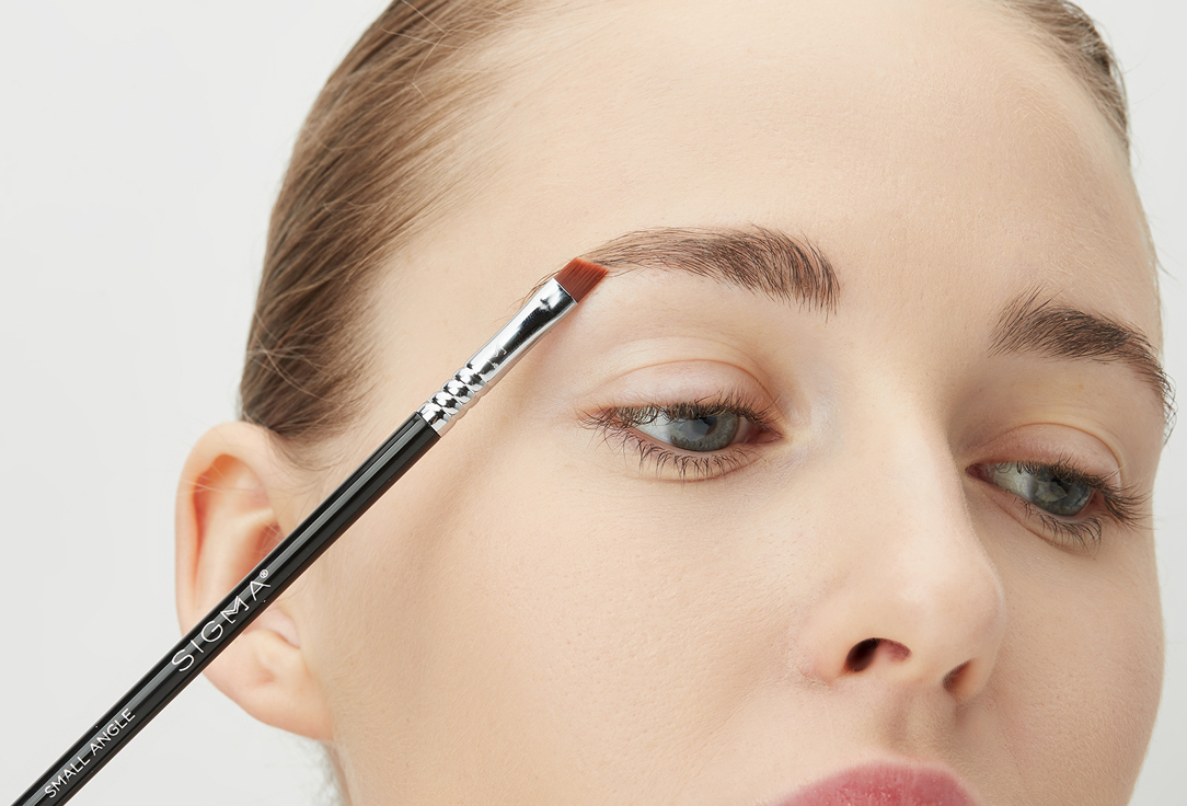 SIGMA BEAUTY SMALL ANGLE BRUSH E65 1 pcs SIGMA BEAUTY SMALL ANGLE BRUSH E65
