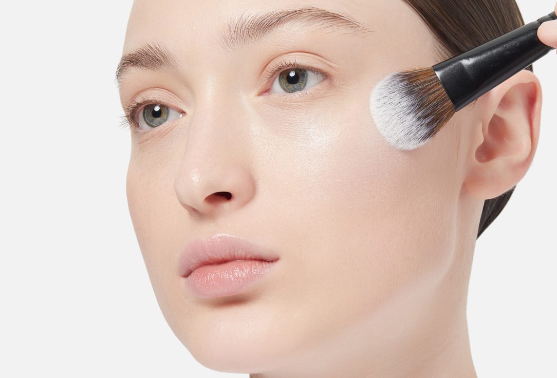Clé de Peau Beauté Silky-smooth powder highlighter Luminizing Face Enhancer