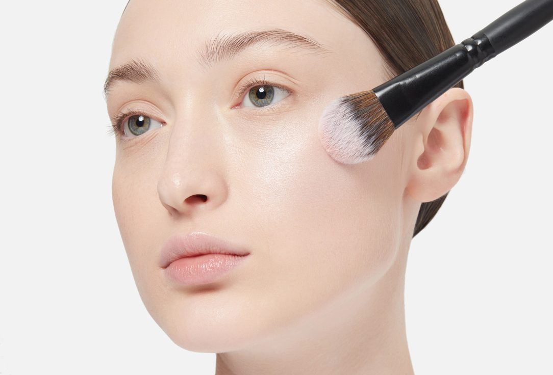 Clé de Peau Beauté Silky-smooth powder highlighter Luminizing Face Enhancer