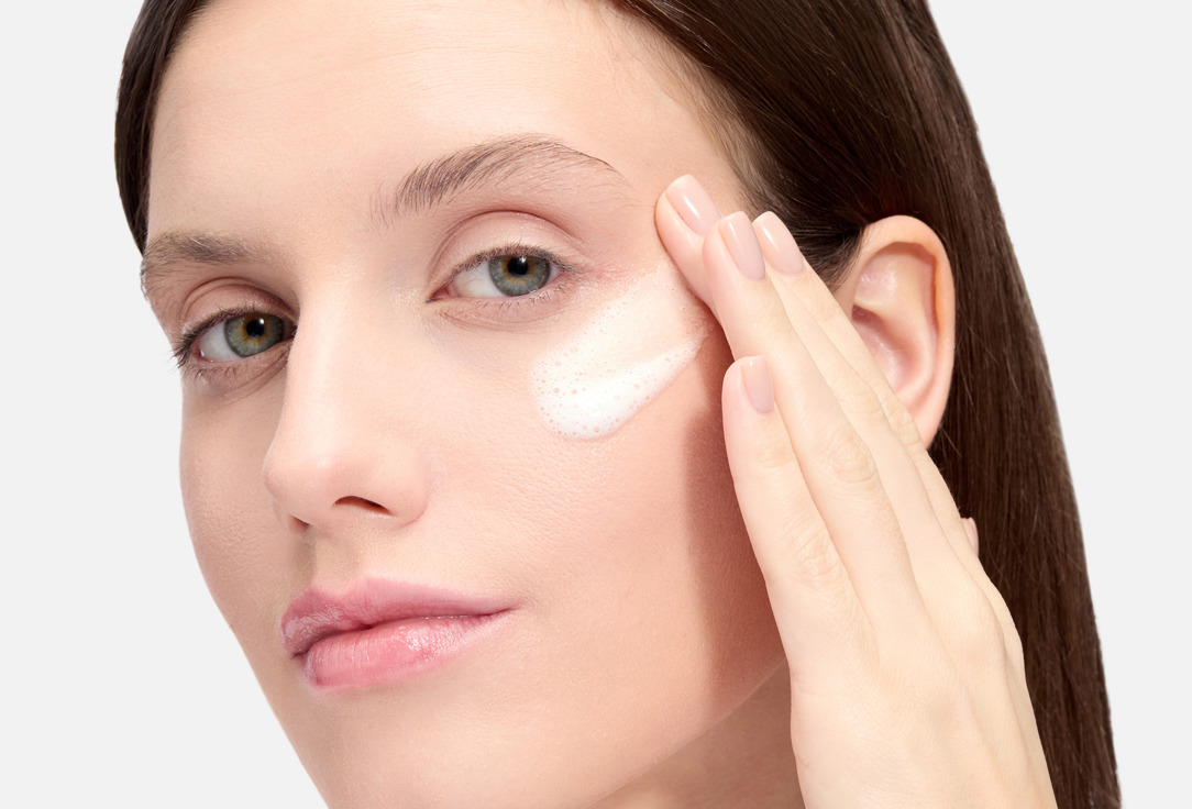 Estée Lauder Gentle renewing gel face cleanser Advanced Night Cleansing Gelée with 15 Amino Acids