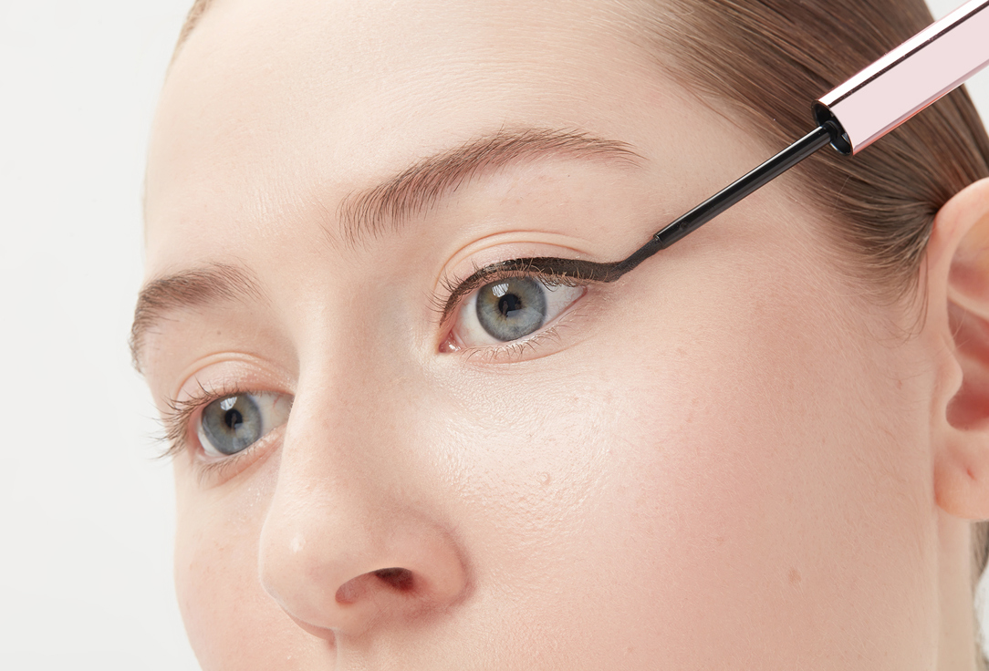 MakeUp Revolution Liquid Eyeliner Super Flick Black 2.4 g MakeUp Revolution Liquid Eyeliner Super Flick