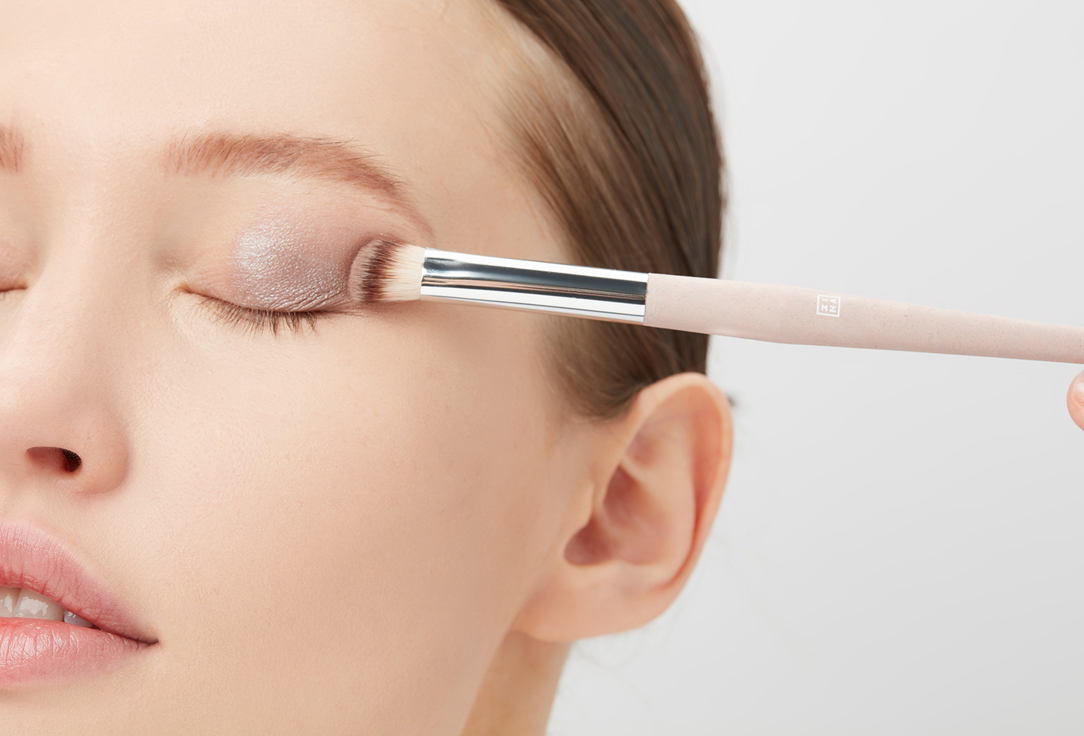 3INA Precision Angle Brush for Contouring and Defining The Angle Brush