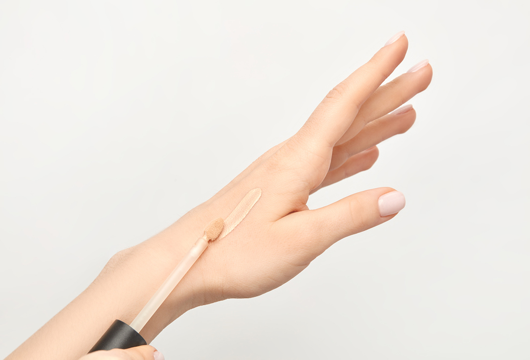 essence Full-coverage matte liquid concealer CAMOUFLAGE+ Matt